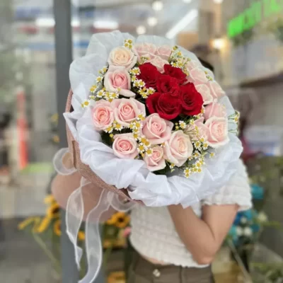 Bó hoa hồng đỏ, hồng kem mix cúc tana ý nghĩa