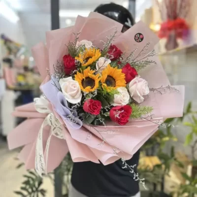 Bó hoa hướng dương 3 bông mix hồng kem, hồng đỏ và sao tím tặng 8/3 ý nghĩa