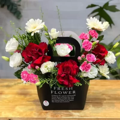 Giỏ hoa chúc mừng : hồng đỏ mix cát tường và cẩm chướng