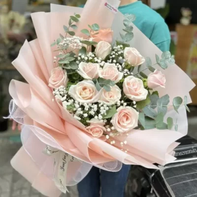 Bó hồng kem 13 bông mix baby trắng và lá phong cách hiện đại tặng sinh nhật