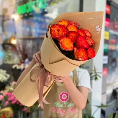 Bó hoa chúc mừng : hồng cảm lửa rực rỡ