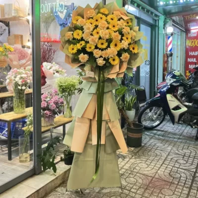 Kệ hoa chúc mừng khai trương hồng trứng gà mix đồng tiền vàng