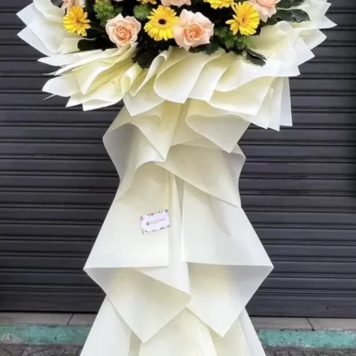 Kệ hoa chúc mừng khai trương đồng tiền vàng mix hồng kem ý nghĩa