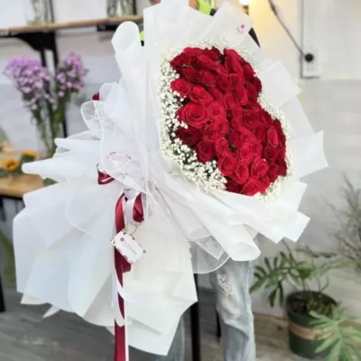 Bó hoa hồng đỏ hình trái tim 50 bông mix baby tặng sinh nhật ý nghĩa