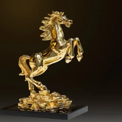 Tượng ngựa tung vó mạ vàng 24k đế pha lê