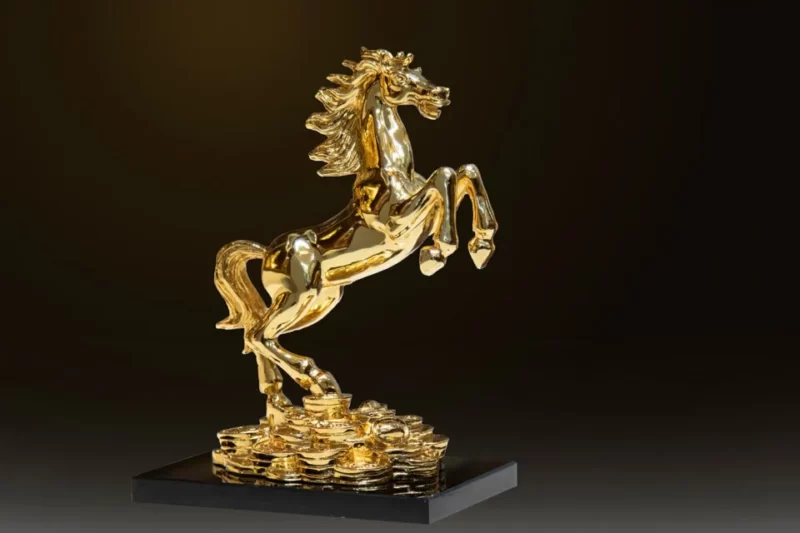 Tượng ngựa tung vó mạ vàng 24k đế pha lê